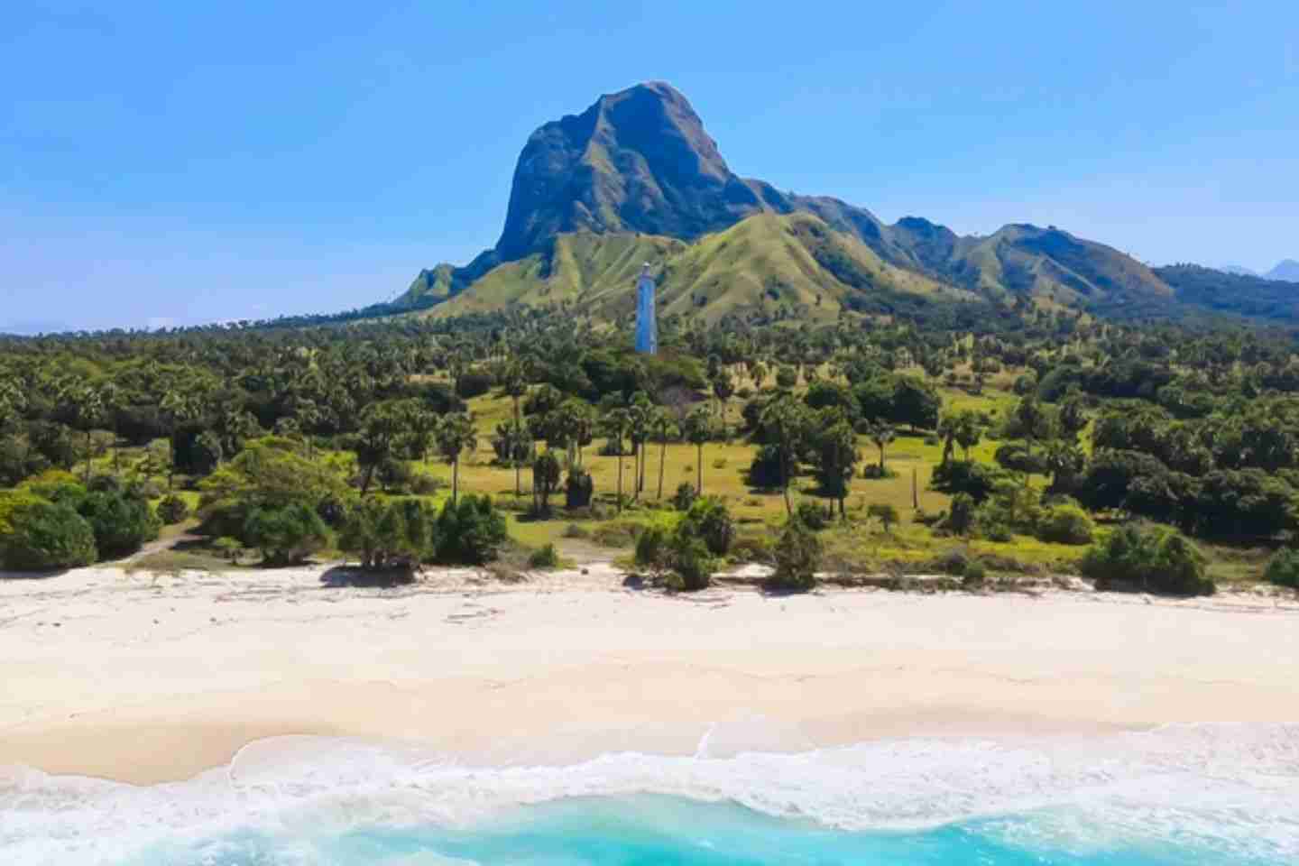 Nuca Molas terletak di Nusa Tenggara Timur, menjadi satu-satunya pulau di Kabupaten Manggarai.