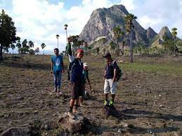 Pulau Nuca Molas, yang terletak di Laut Sawu, adalah destinasi yang menawarkan keindahan alam yang mempesona, termasuk jalur-jalur hiking yang menantang dan penuh dengan pemandangan spektakuler.